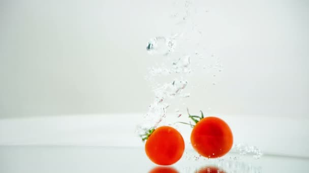 Tre Tomater Med Pedikaler Faller Vatten — Stockvideo
