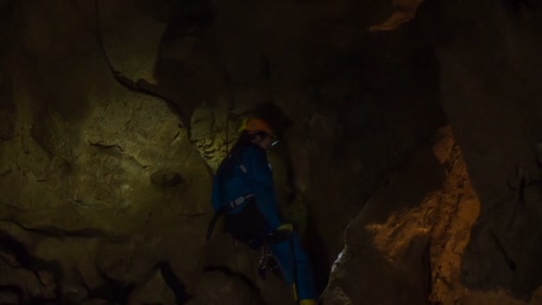 Metraje Del Escalador Está Colgando Una Cuerda Una Cueva Oscura — Vídeo de stock