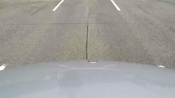 자동차는 센터에 미끄러운 도로를 방향을 바꿉니다 — 비디오