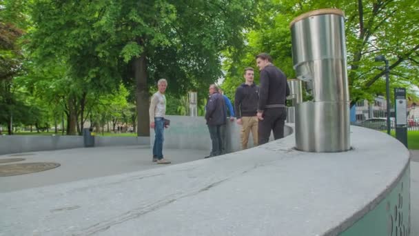 Zalec Slovinsko 2017 Několik Lidí Stojí Parku Pije Pivo Fontán — Stock video