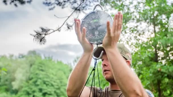 Pêcheur Tient Une Sorte Mesure Entre Ses Mains Poisson Attrapé — Video