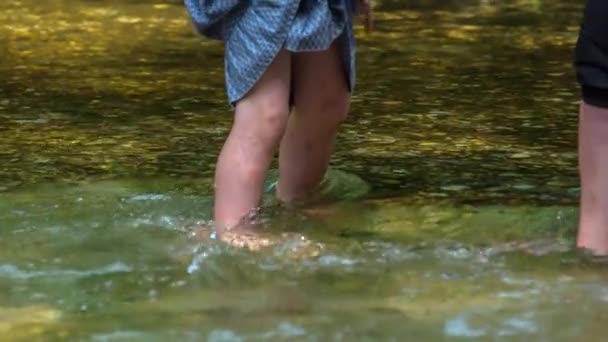 一个女人在河里散步时 把衣服举得很高 — 图库视频影像