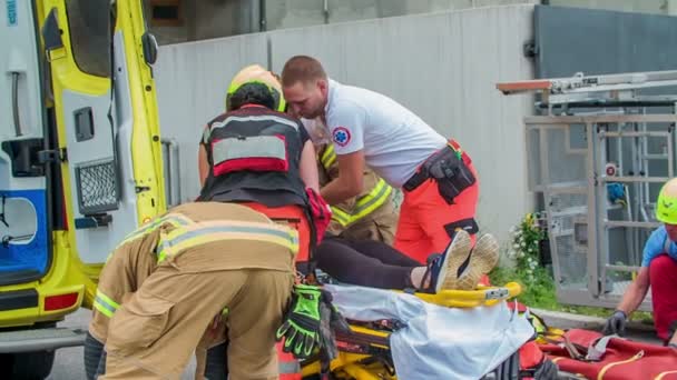 Команда Пожежників Медичний Персонал Допомагає Пораненій Вони Повинні Привести Лікарню — стокове відео