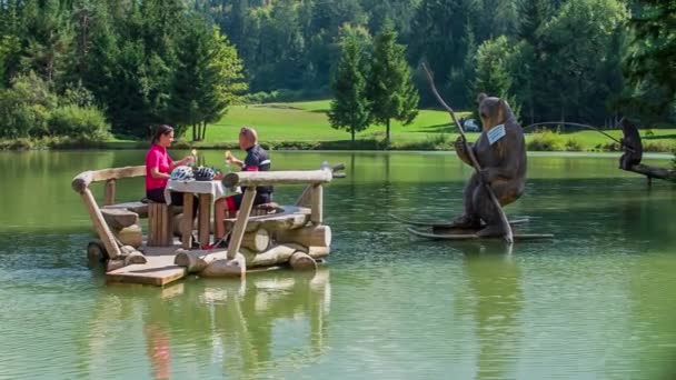 Een Vlot Stroomt Een Rivier Een Koppel Geniet Van Hun — Stockvideo