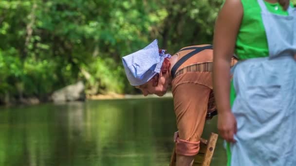 Una Donna Anziana Sta Lavorando Duramente Quando Lava Vestiti Fiume — Video Stock