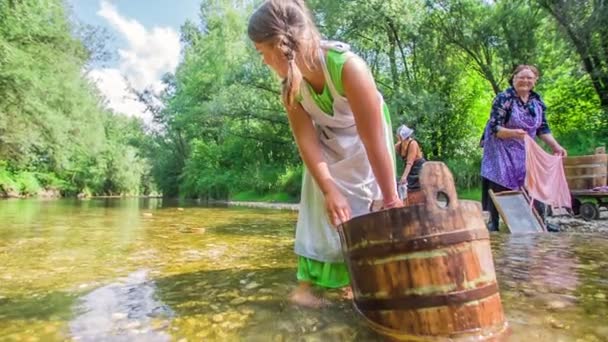 Mladá Dívka Praní Prádla Zbytkem Starých Žen Ona Všimne Malé — Stock video