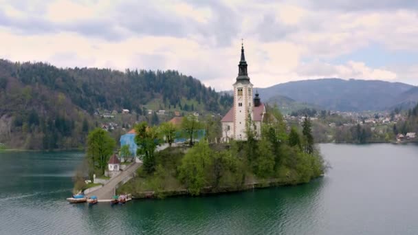 Luchtopname Van Het Wateroppervlak Het Meer Van Bled Slovenië — Stockvideo