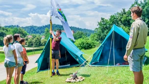 Pfadfinder Gehen Gemeinsam Auf Einem Waldweg Bergauf Ist Ein Schöner — Stockvideo