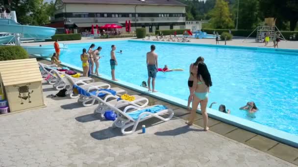Domzale Slovenia June 2015 Girls Getting Out Swimming Pool Aerial — Stock Video