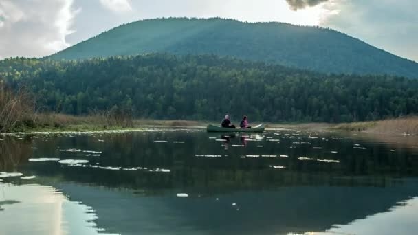 Dos Personas Están Montando Una Canoa Hay Nadie Más Allí — Vídeos de Stock