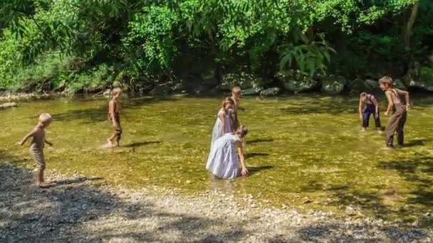 Está Llevando Cabo Juego Los Niños Están Salpicando Agua Entre — Vídeos de Stock