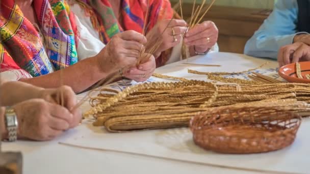 Sono Belle Trecce Grano Sul Tavolo Signore Continuano Farle Questo — Video Stock