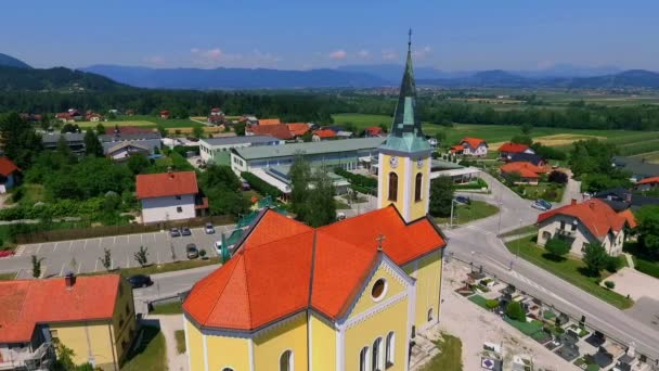 Grize Słowenia Czerwca 2017 Żółty Kościół Znajduje Się Środku Wsi — Wideo stockowe