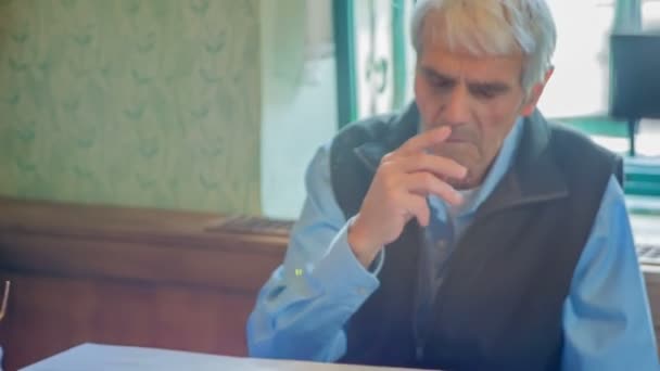 Αυτός Ηλικιωμένος Κάθεται Ήσυχα Ένα Παγκάκι Και Ακούει Τρεις Ηλικιωμένες — Αρχείο Βίντεο