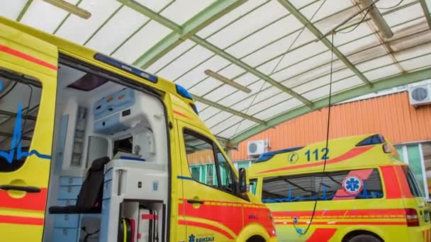 Deux Véhicules Ambulanciers Eux Est Ouvert Les Lumières Bleues Sont — Video