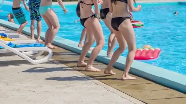 Domzale Slovenia 2015年6月ますます多くの若者が水から出てきて踊っている — ストック動画