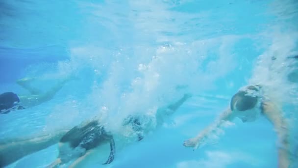 Домзале Словения Июнь 2015 Подростковые Пояса Прыгают Бассейн Плавают Водой — стоковое видео
