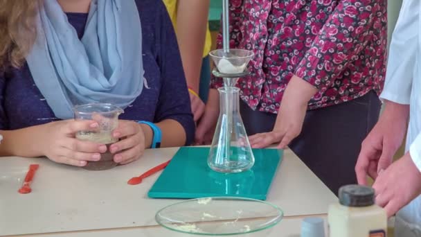 Підлітки Спостерігають Хлопчиком Який Збирається Провести Експеримент Уроці Хімії — стокове відео