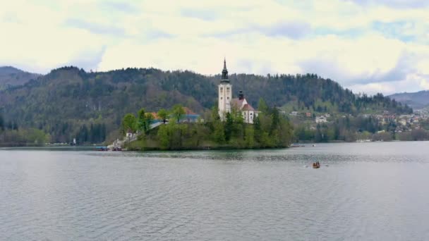 Luchtopname Van Het Wateroppervlak Het Meer Van Bled Slovenië — Stockvideo