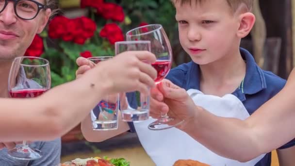 Młoda Rodzina Siedzi Razem Zaraz Zjedzą Lunch Brzęczą Szklanki — Wideo stockowe