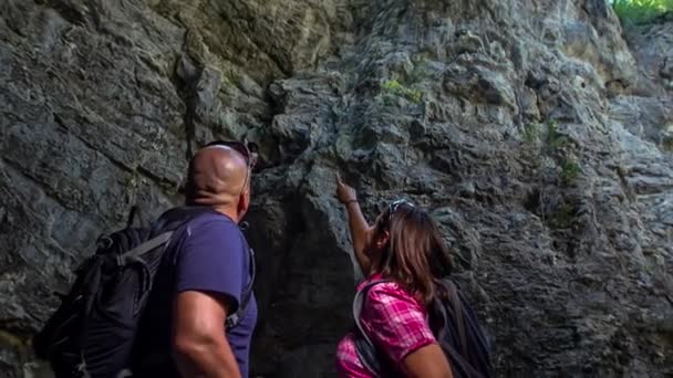 Une Femme Pointe Quelque Chose Sur Mur Montagne Couple Est — Video