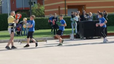 DOMZALE, SLOVENIA - 17 HAZİRAN 2018: insanların şehir meydanında tatil kutlamalarının görüntüleri