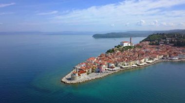 Güzel bir Slovenya sahil kasabası görebiliyoruz. Slovenya kıyıları gerçekten güzel. Hava görüntüsü.
