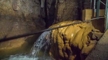 ZALEC / CELJE, SLOVENIA - 18. Mayıs 2017 Su dikitten bir mağaradaki küçük bir göle düşüyor Pekel..