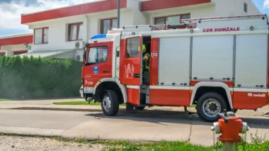 DOMZALE, SLOVENIA - 7. HAZİRAN 2018: İtfaiye ekibinin eğitim görüntüleri