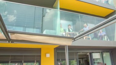 DOMZALE, SLOVENIA - 27. Mayıs 2018 Balkondan en sevdikleri futbol takımını destekleyen kıdemli taraftarlar