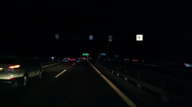 Otoyolda giden arabaların gece görüntüleri.