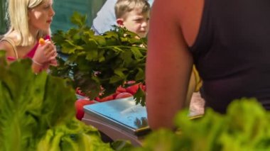 DOMZALE, SLOVENIA - 7 HAZİRAN 2018: İnsanlar pazardan taze çiftçi üretimi satın alıyorlar