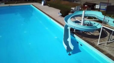 DOMZALE, SLOVENIA - 20. HAZİRAN 2015 Bir su kaydırağı boş ve orada hiç su yok. Yüzme havuzu da boş..