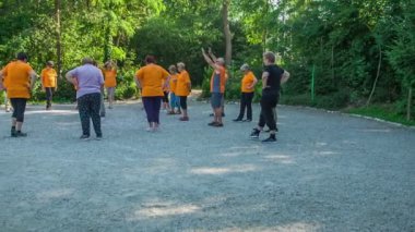 DOMZALE, SLOVENIA - 21. Haziran 2015 'te bir grup yaşlı insan büyük bir çember oluşturuyorlar ve bir sonraki tatbikat sırasında ellerini havaya kaldırıyorlar..