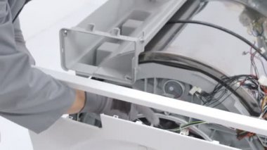 Servis merkezindeki çamaşır makinesinin yakın çekim görüntüleri.