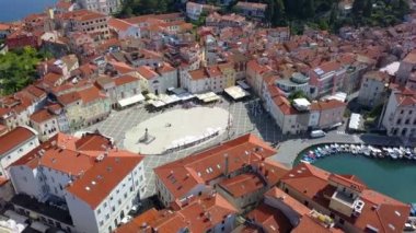 Piran 'ın ortasında güzel bir Tartini Meydanı gözlemleyebiliriz. Hava görüntüsü. Güneş parlıyor..