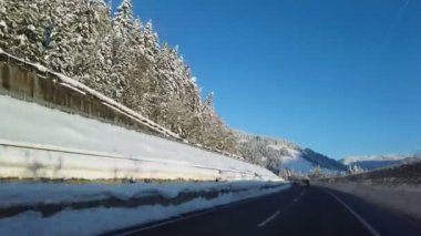 Soğuk kış gününde otoyolda araba sürerken pov görüntüleri