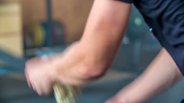 DOMZALE, SLOVENIA - 17. Temmuz 2018 'de spor salonunda çalışan bir adam.