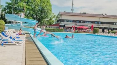 DOMZALE, SLOVENIA - 20. Haziran 2015 gençleri yüzme havuzuna atlıyorlar. Çok eğleniyorlar..