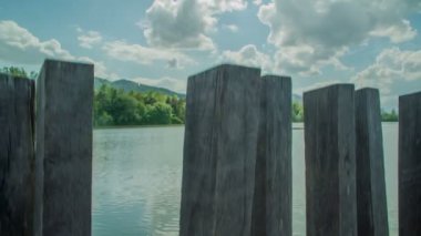 Deniz kenarında huzurlu bir gün var. Göl güneşin tadını çıkarıyor. Bir yaz günü daha geldi..