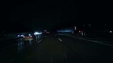 Otoyolda giden arabaların gece görüntüleri.