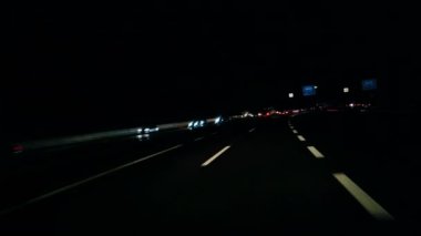 Otoyolda giden arabaların gece görüntüleri.
