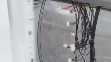 Servis merkezindeki çamaşır makinesinin yakın çekim görüntüleri.