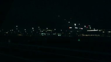 Otoyolda giden arabaların gece görüntüleri.