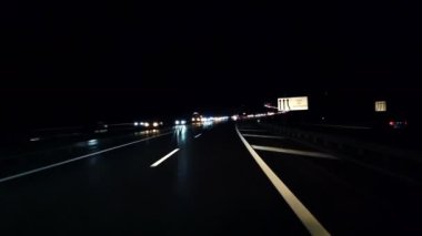 Otoyolda giden arabaların gece görüntüleri.