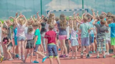 GRIZE, SLOVENIA - 10. HAZİRAN 2017 Çocuklar bir spor tesisinde toplandılar ve birine el sallıyorlar..