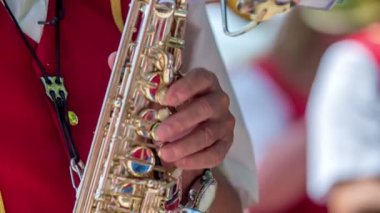 Müzisyen, güneşli bir günde misafirleri eğlendirmek için sosyal etkinlikte enstrüman çalıyor.