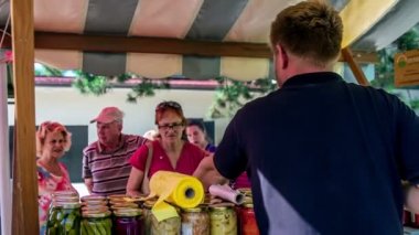 DOMZALE, SLOVENIA - 7 HAZİRAN 2018: İnsanlar pazardan taze çiftçi üretimi satın alıyorlar
