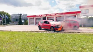 DOMZALE, SLOVENIA - 7. HAZİRAN 2018: İtfaiye ekibinin eğitim görüntüleri