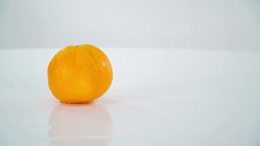 Sudaki masada bir portakal dönüyor..